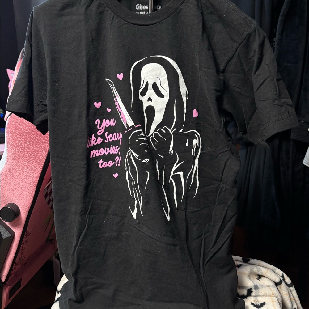 Hot Topic Black and Pink Graphic Short Sleeve Tee